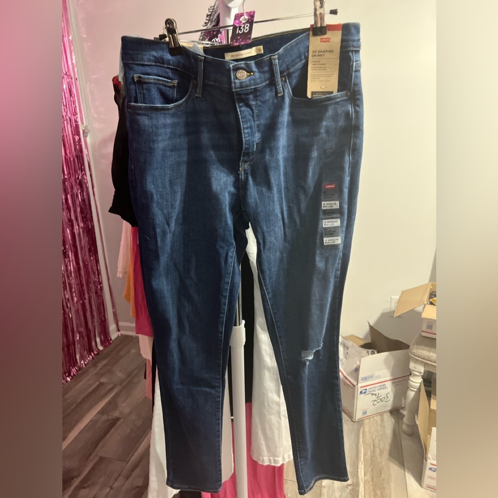NWT Levi Jeans // Size 12 M (31W / 30L)